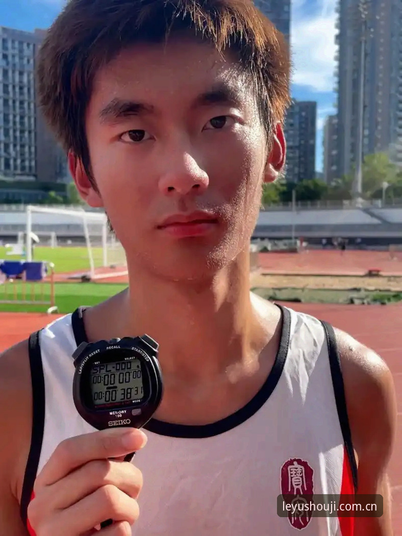 38秒，这是张涛从点击“下载专区”按钮到看到安装包进度条走完一格的时间。他手里那台用了两年的iPhone 12，屏幕还亮着，微信群里的赛程推送刚好弹出来——乐鱼手机2026版下载iOS版，这个他犹豫了三天的问题，终于在第四天晚上给出了答案。